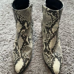 Madden Girl Dafni Bootie Size 8.5 Ivory/Black Snake Print
